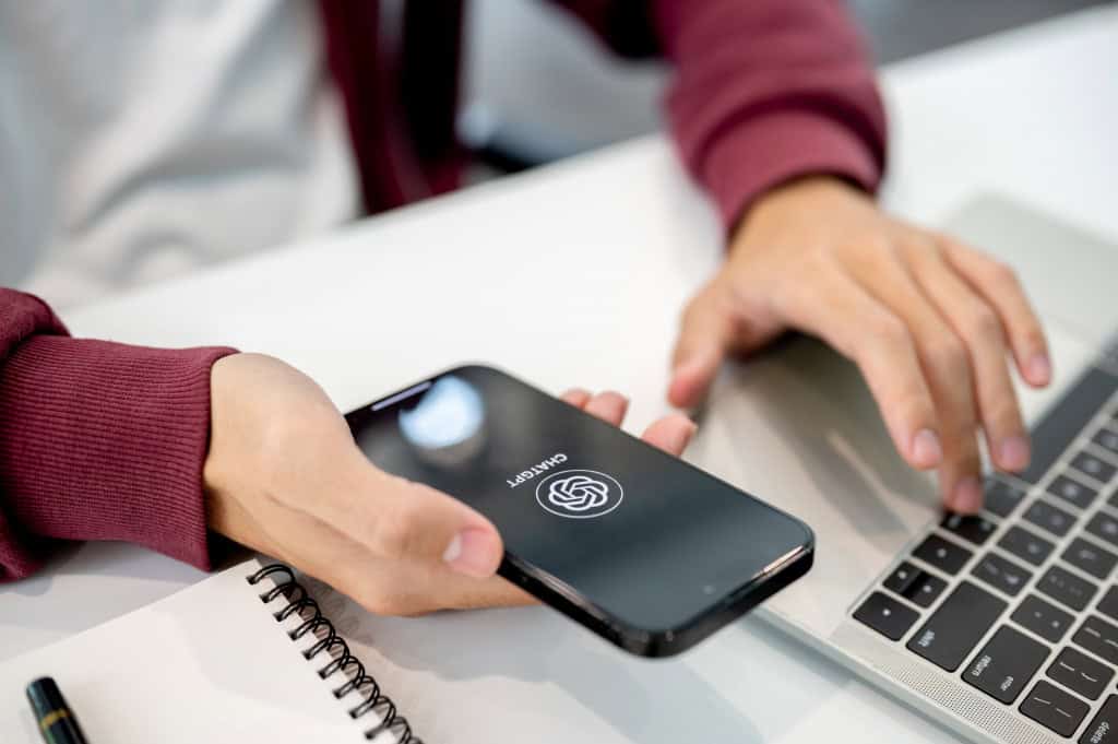 Estudante com chatgpt ligado no celular