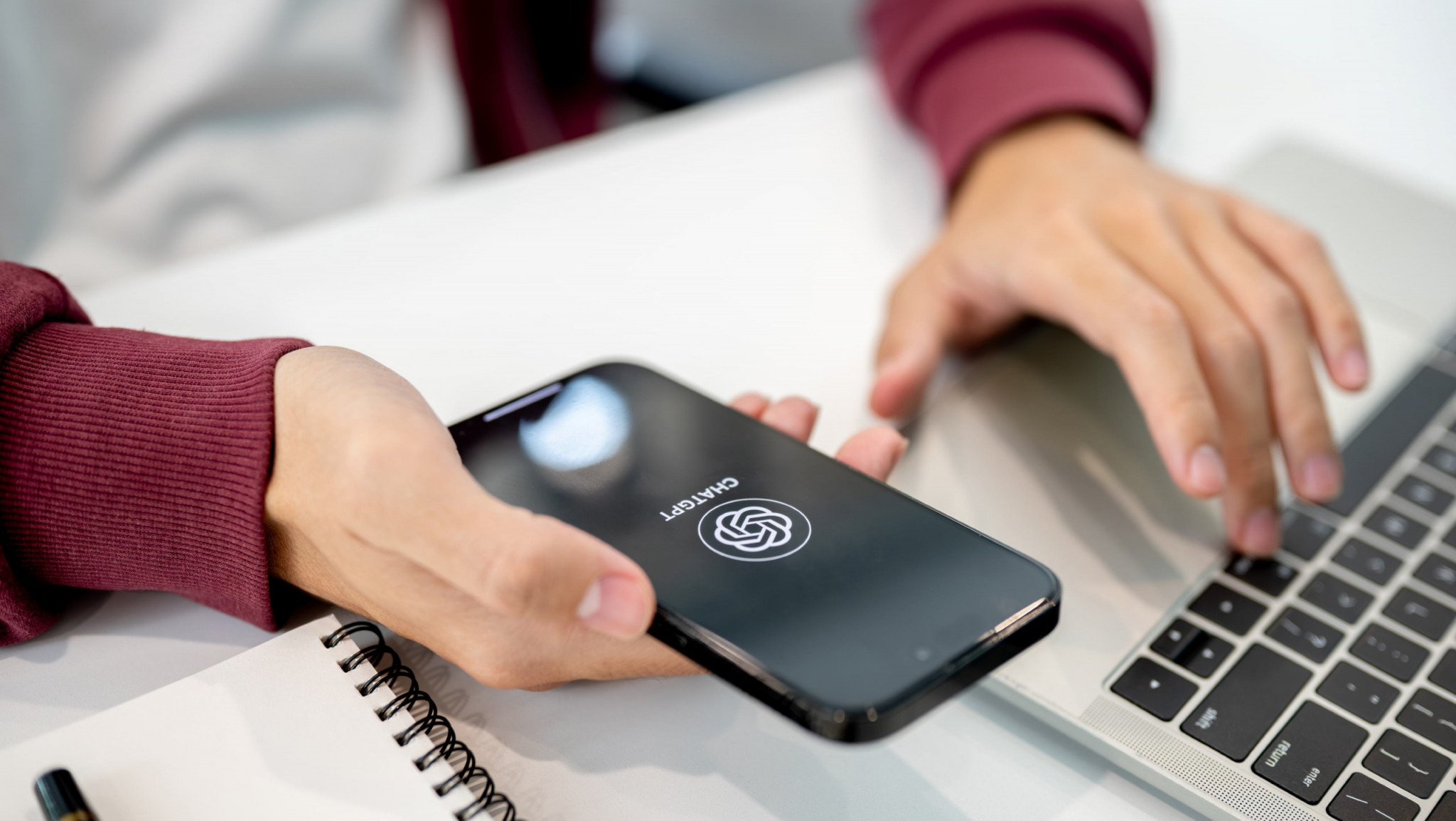 Estudante com chatgpt ligado no celular