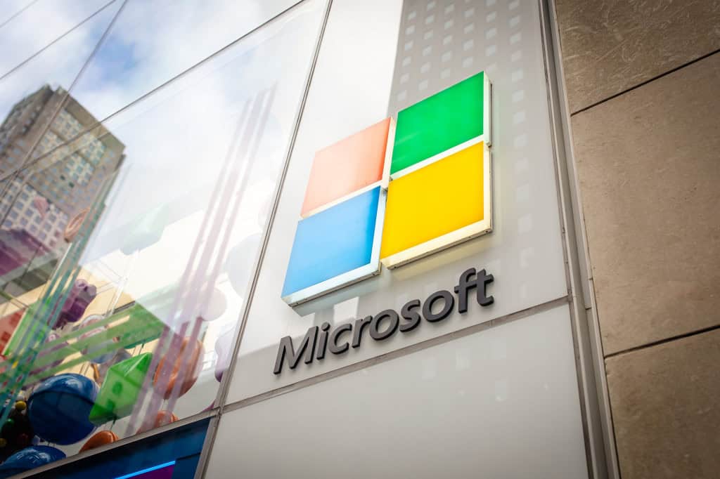 Logo da Microsoft na fachada de um prédio