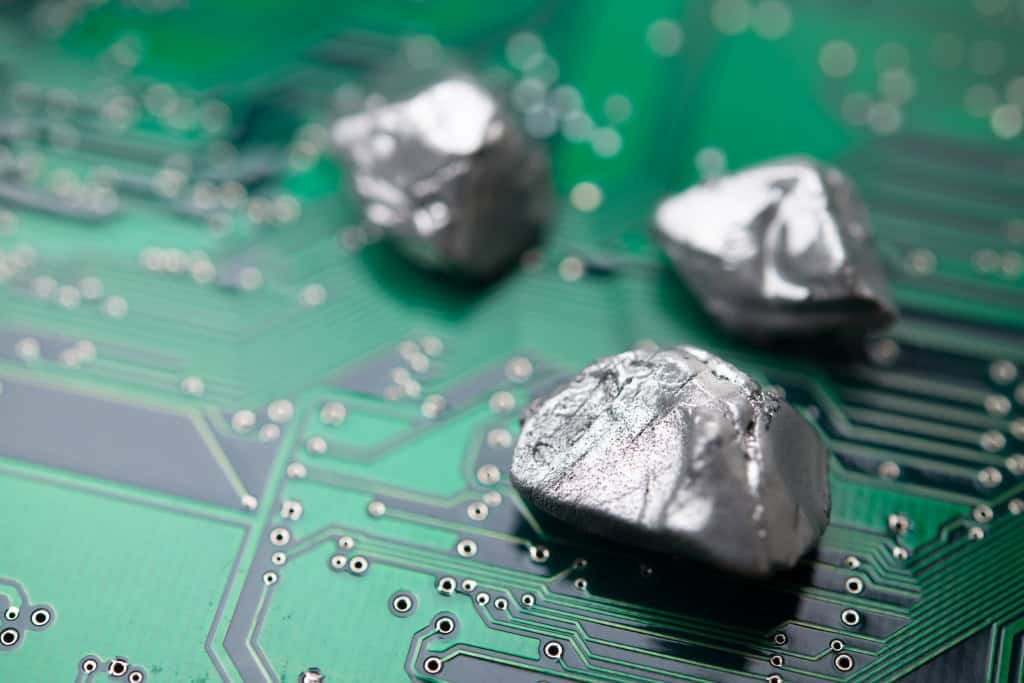 Pedaos de minerais em cima de uma placa de cicuitos