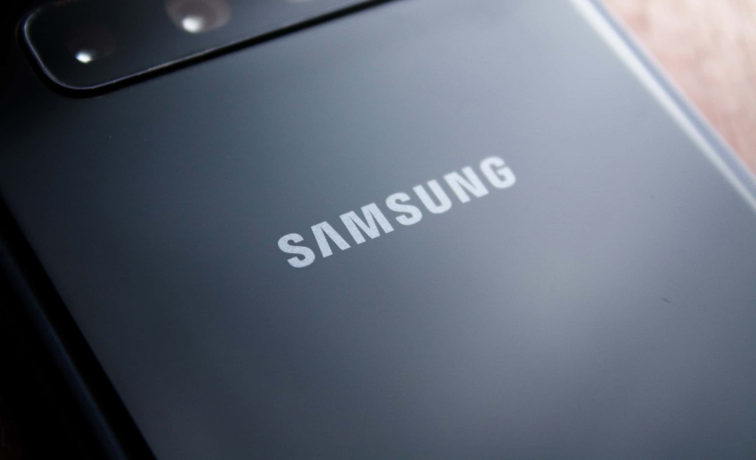 Logo da Samsung na traseira de um smartphone