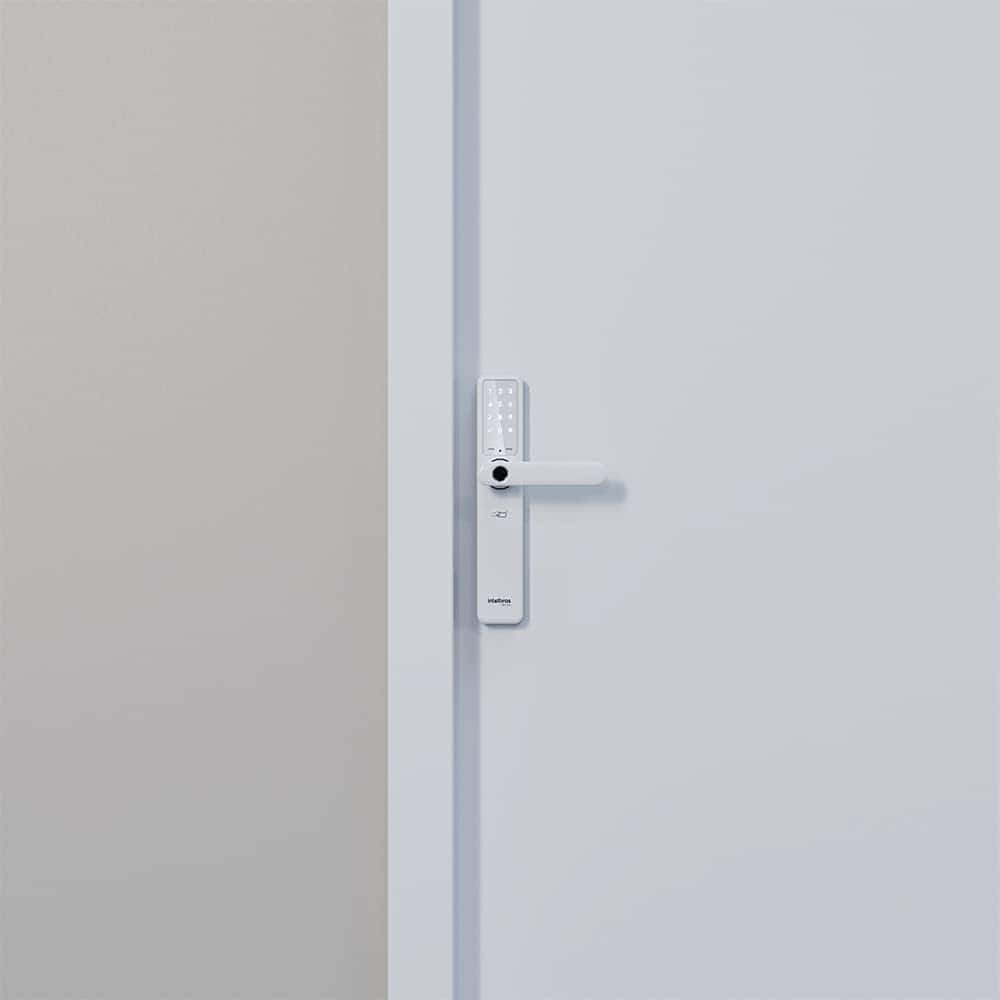 Fechadura Smart Intelbras em oferta: controle quem entra na sua casa pelo celular