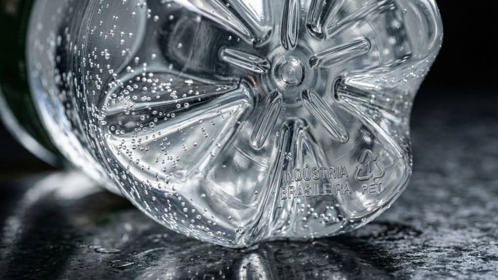 Por que algumas garrafas têm o fundo “empurrado para dentro”?