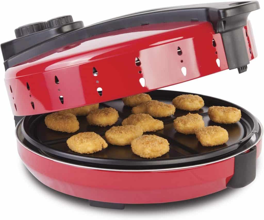 Comida gostosa a qualquer momento: forno elétrico de pizza está em oferta O Forno de Pizza Hamilton Beach é um eletrodoméstico pensado para quem deseja preparar pizzas deliciosas em poucos minutos, sem precisar de um forno convencional. Compacto e eficiente, ele aquece rapidamente e distribui o calor de forma uniforme, garantindo uma massa crocante e bem assada. Comida gostosa a qualquer momento: forno elétrico de pizza está em oferta