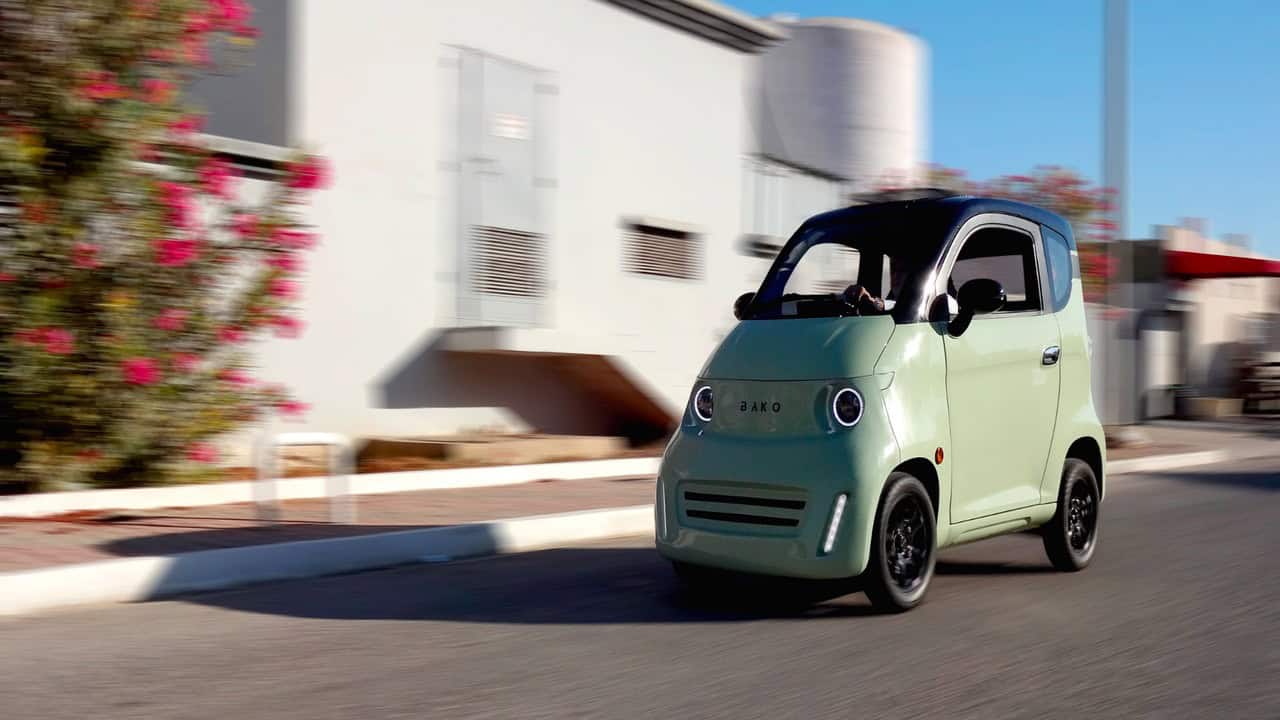 Os carros elétricos econômicos que carregam sozinhos com a luz do sol