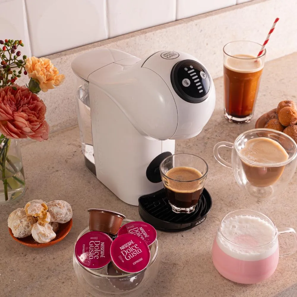 Cafeteira Dolce Gusto Genio S Basic em oferta: prepare a bebida em segundos A cafeteria Dolce Gusto Genio S Basic possui design compacto e moderno, pensado para ocupar pouco espaço na cozinha ou no ambiente de preparo de bebidas. Seu formato facilita o posicionamento em bancadas, escritórios ou até mesmo áreas menores. Cafeteira Dolce Gusto Genio S Basic em oferta: prepare a bebida em segundos