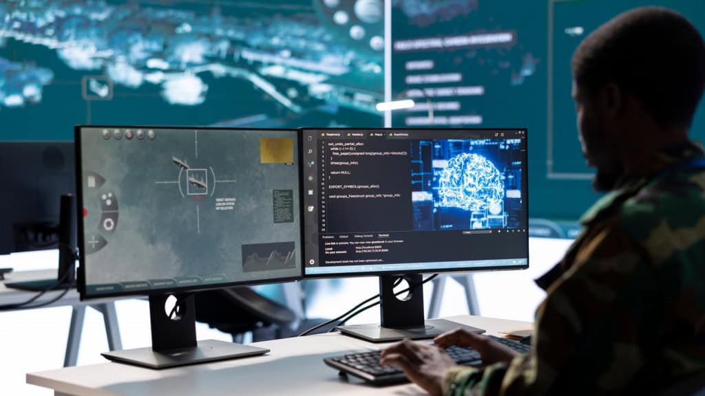 Militar usando inteligência artificial (IA) em computador durante guerra