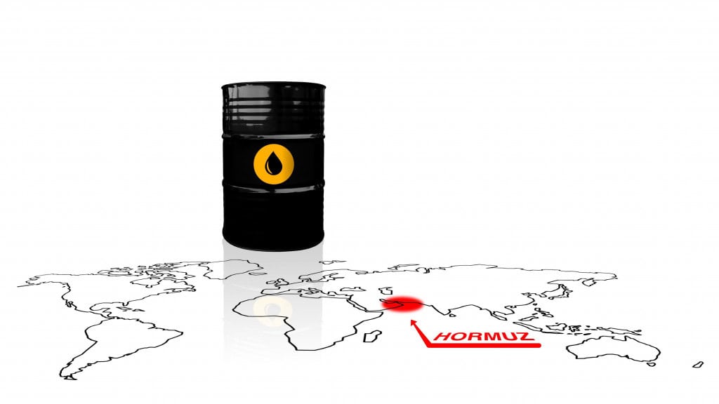 Ilustração de barril de petróleo sobre mapa do mundo com destaque para Estreito de Ormuz