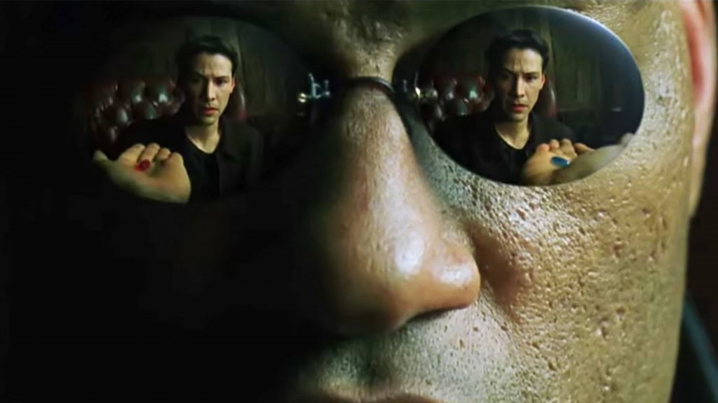 Cena de Matrix na qual Neo precisa escolher entre tomar a pílula azul e a pílula vermelha