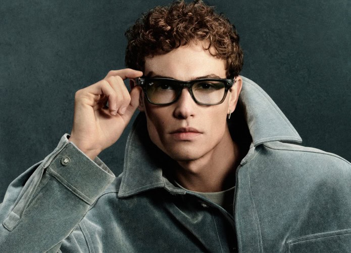 Homem usando óculos inteligentes Ray-Ban Meta com armação escura
