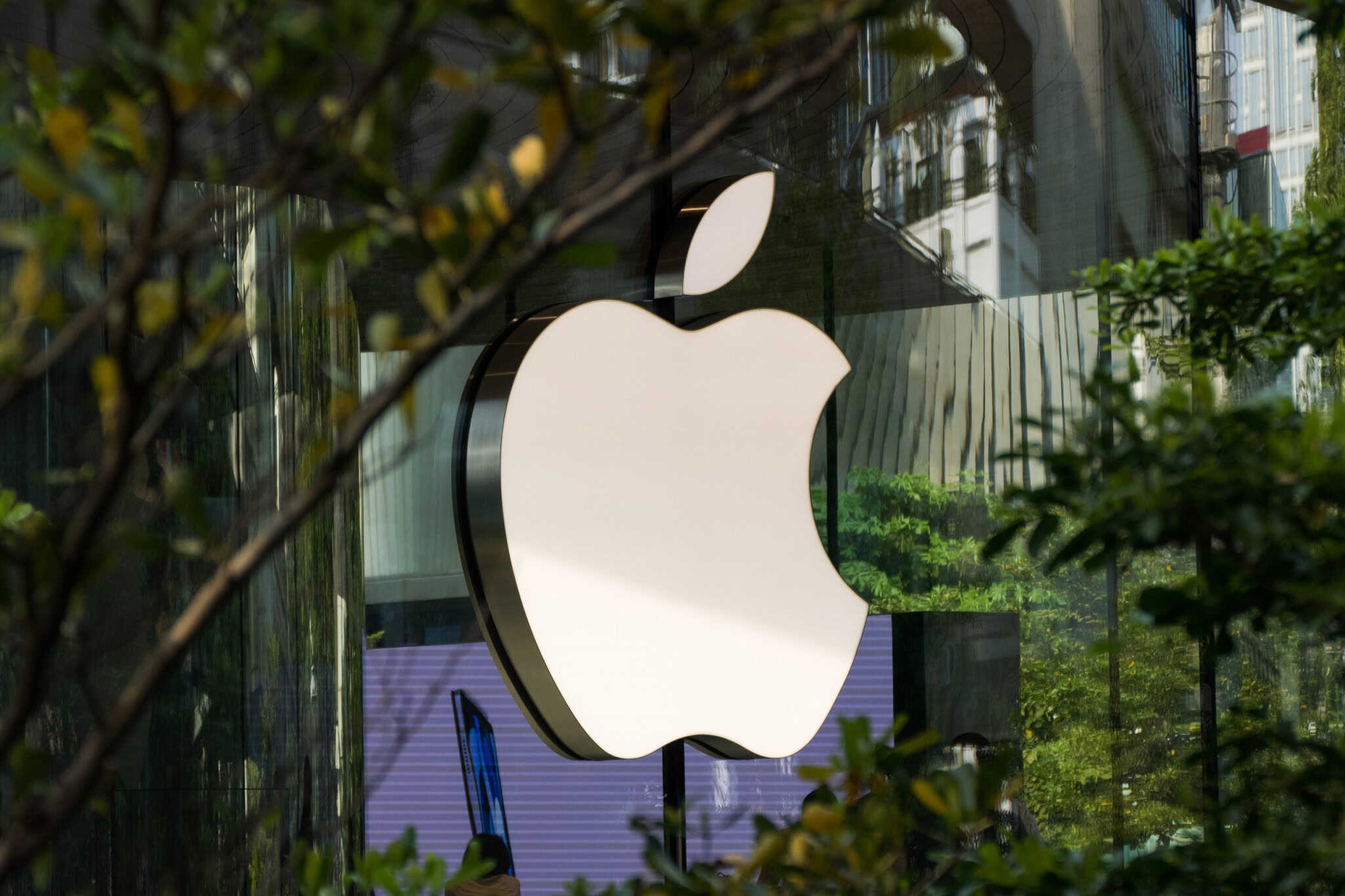 Logo da Apple fixado na fachada de uma loja da empresa