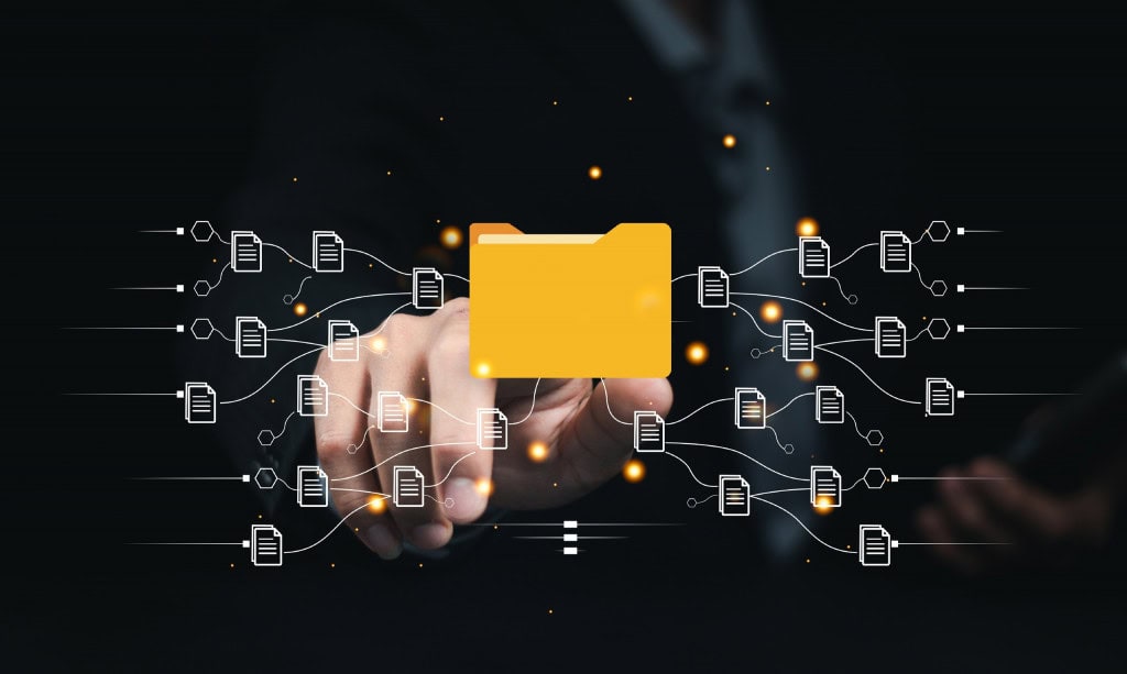 Pessoa tocando em uma pasta de arquivos criada digitalmente