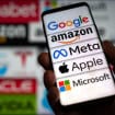 Logos das big techs em um smartphone; ao fundo, desfocado, logos de várias outras