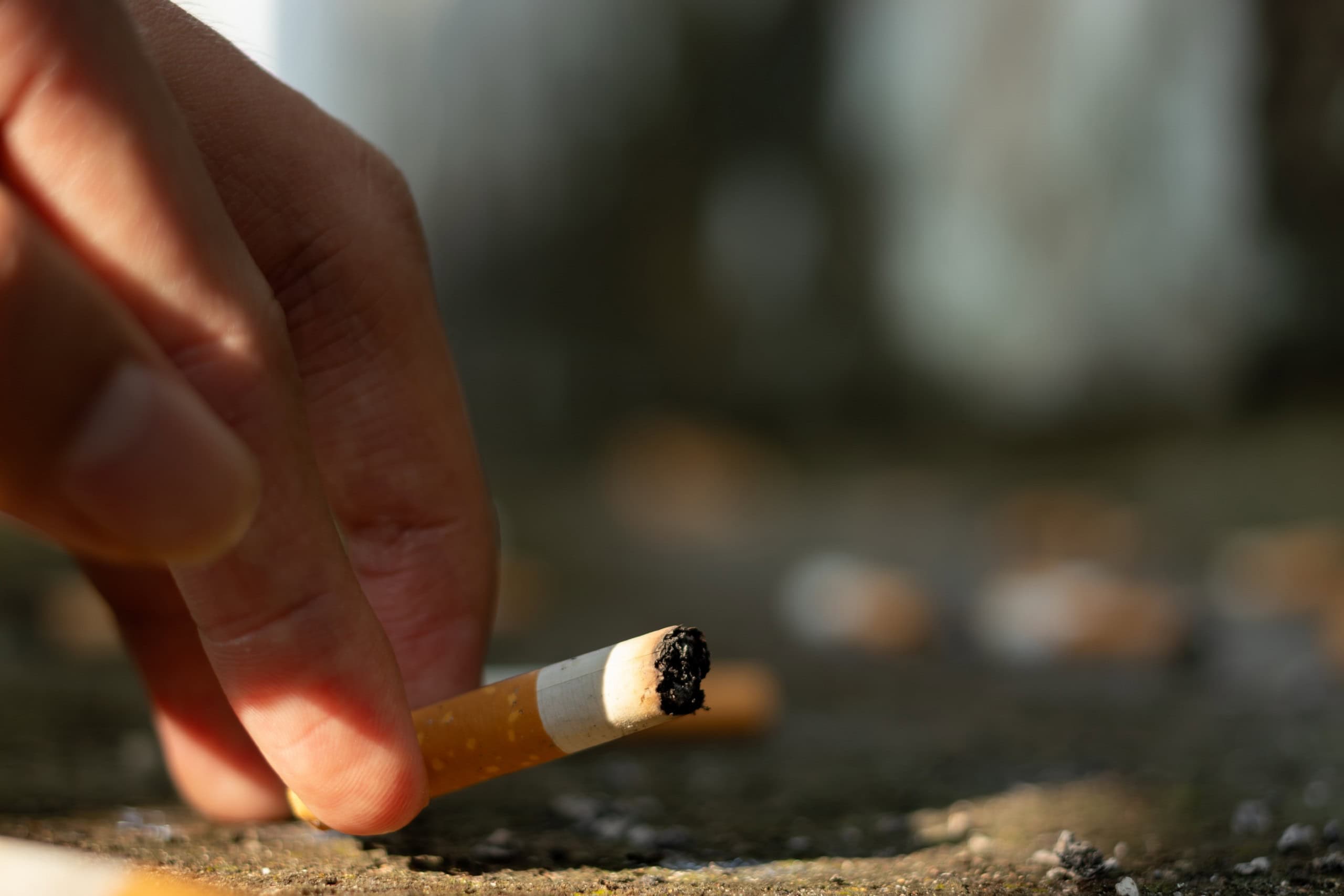 Bitucas de cigarro são “eternas”? Estudo de 10 anos mostra que elas nunca somem totalmente