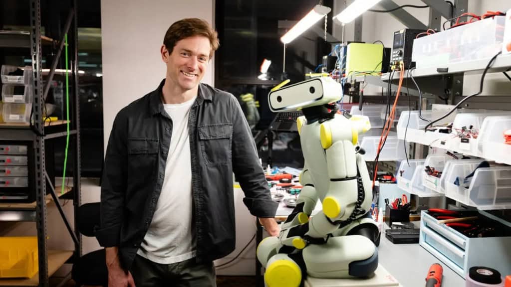 Rob Cochran, CEO da Fauna, com um robô Sprout