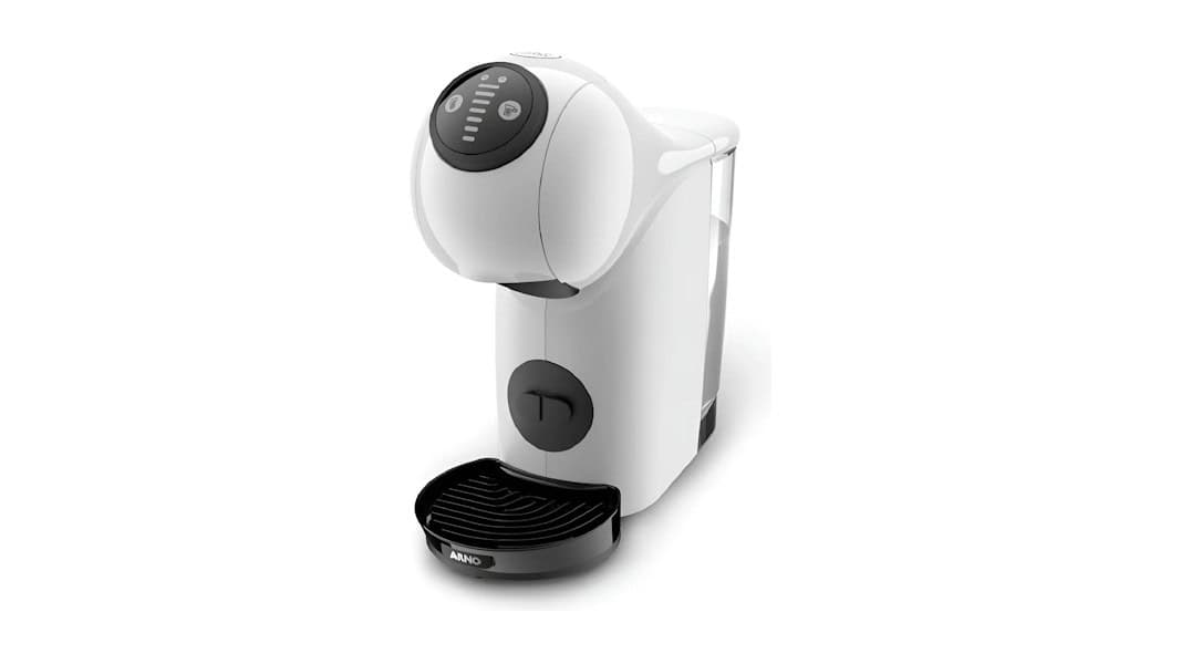 Cafeteira Dolce Gusto Genio S Basic em oferta: prepare a bebida em segundos A cafeteria Dolce Gusto Genio S Basic possui design compacto e moderno, pensado para ocupar pouco espaço na cozinha ou no ambiente de preparo de bebidas. Seu formato facilita o posicionamento em bancadas, escritórios ou até mesmo áreas menores. Cafeteira Dolce Gusto Genio S Basic em oferta: prepare a bebida em segundos