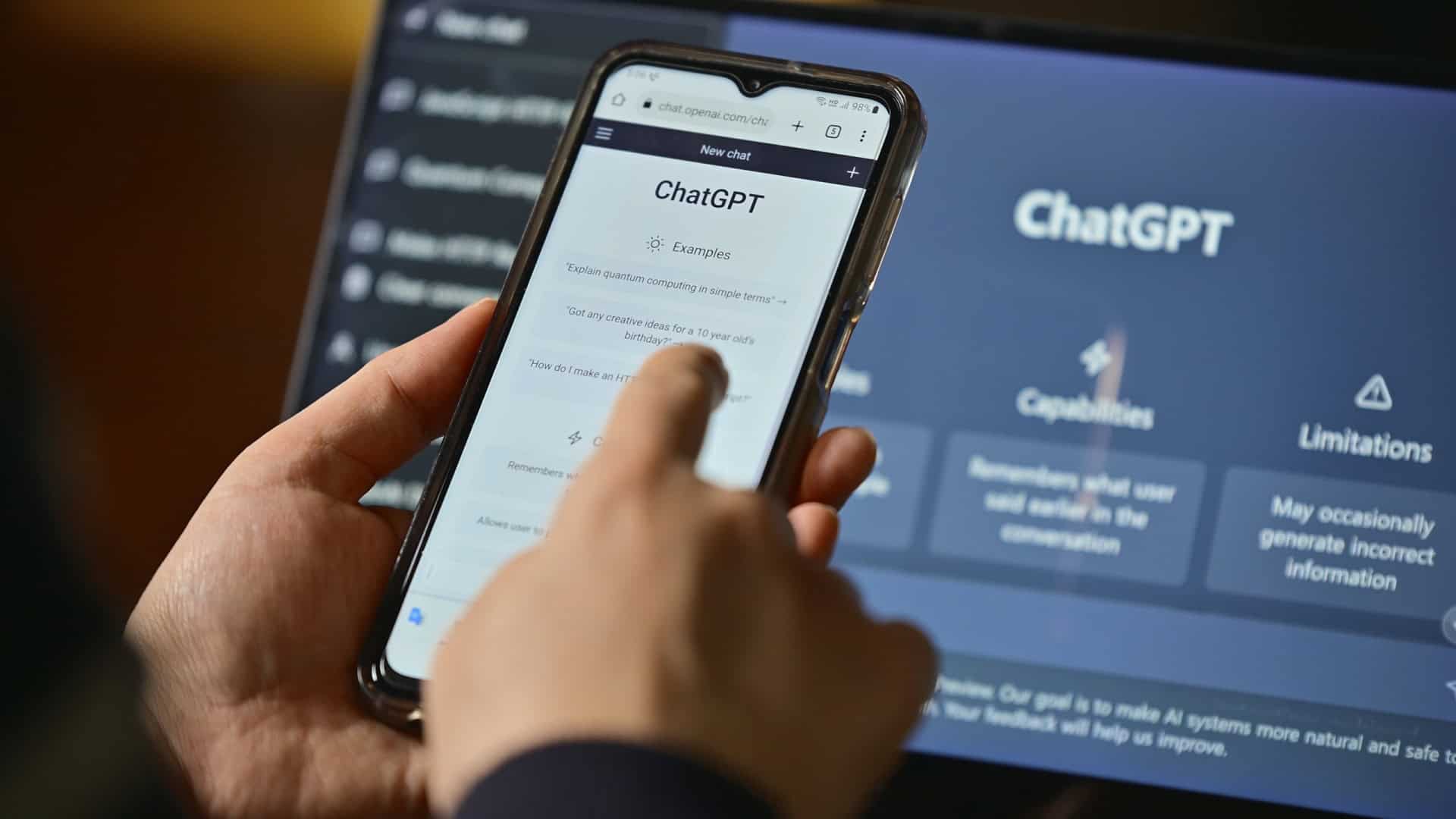 ChatGPT na tela de um smartphone e de um notebook