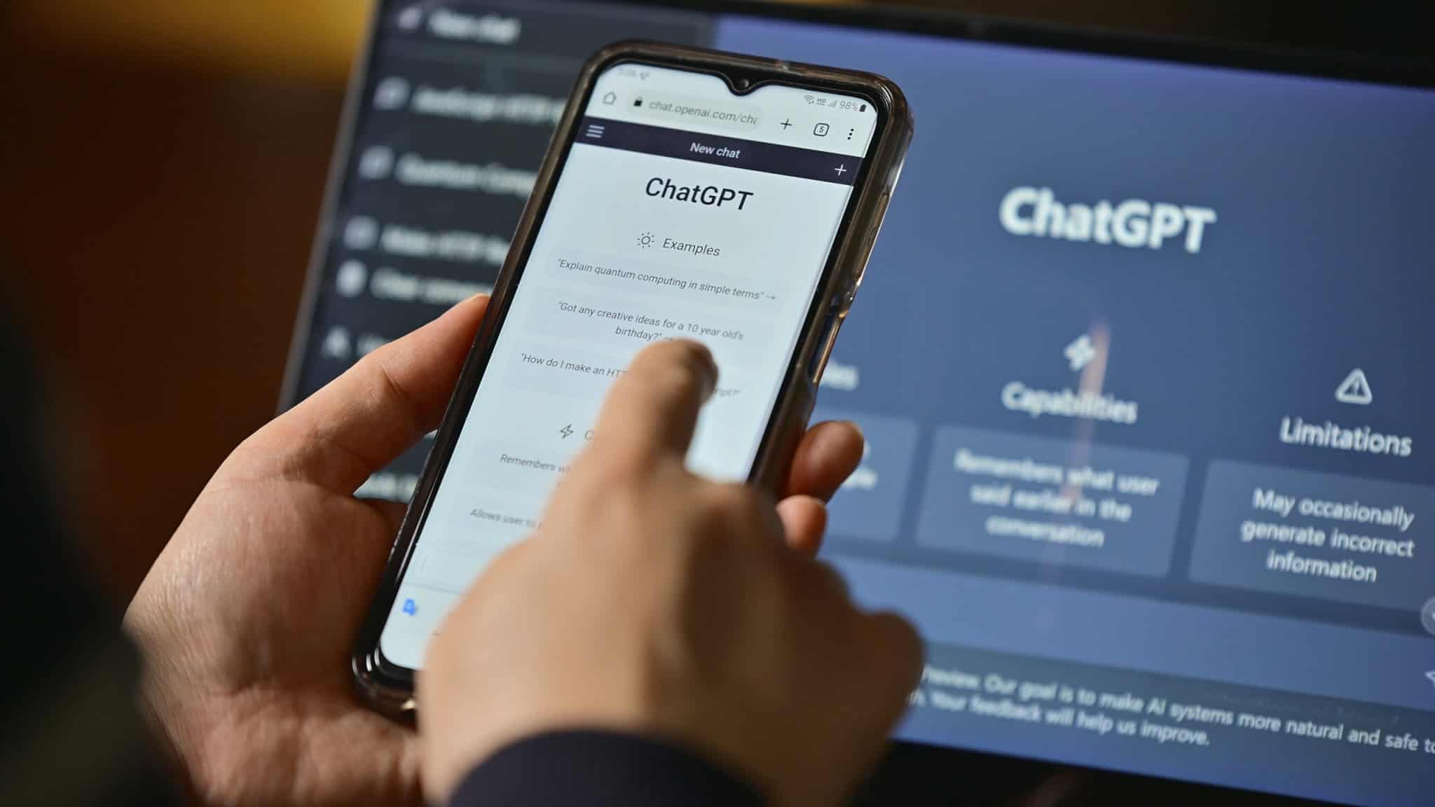 ChatGPT na tela de um smartphone e de um notebook
