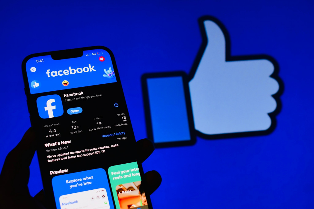 Sala 9 IA do Facebook ajuda criadores a entender seu público 2 Ao fundo, ícone de curtir do Facebook; à frente, página do facebook na loja de aplicativos de celular