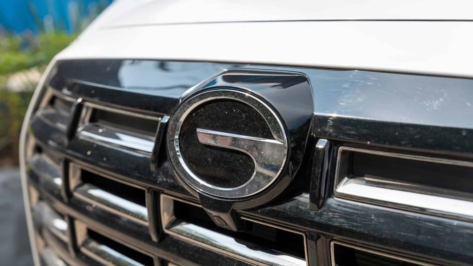 Logo da GAC na grade de um carro