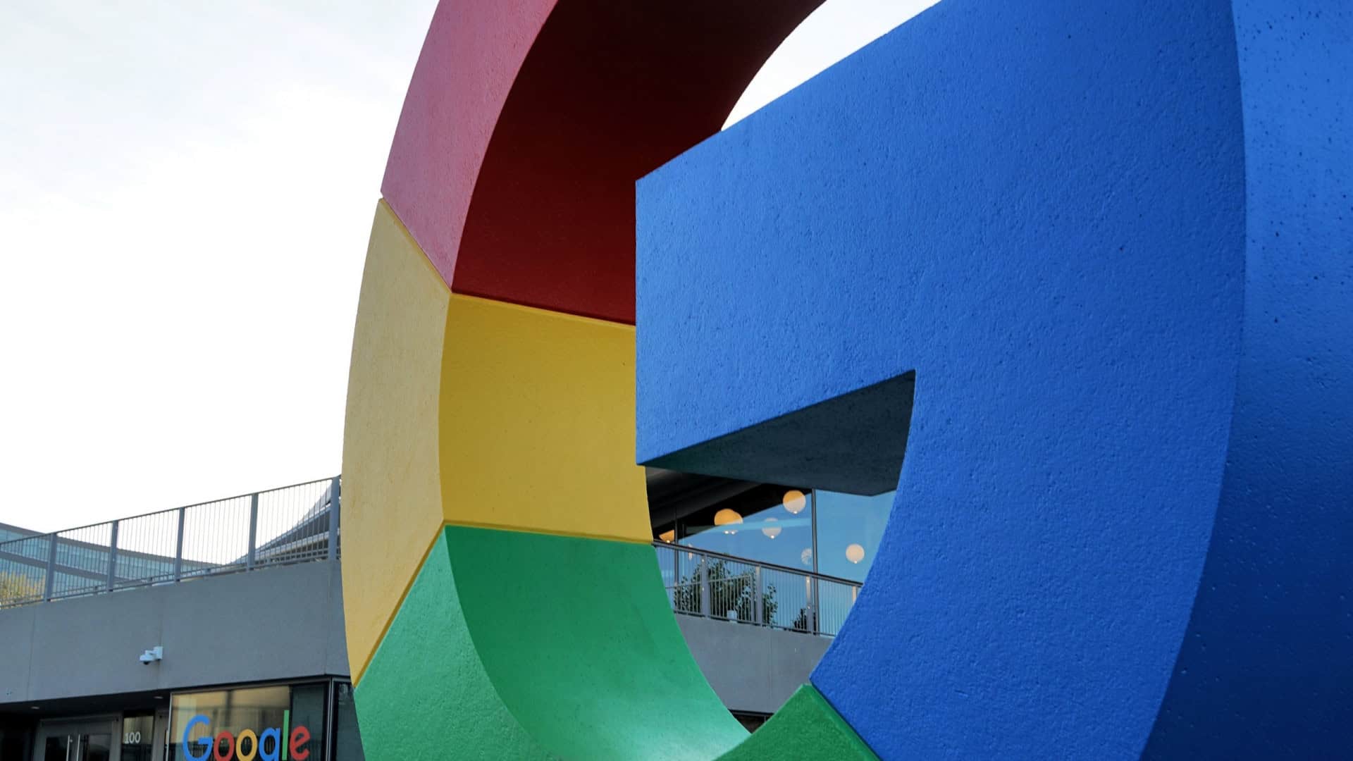 Letra G gigante do Google na fachada de um prédio