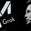 Elon Musk ao lado dos logos de xAI e Grok