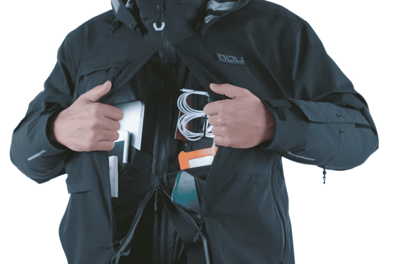 Entre os recursos estão compartimento para notebook, suporte dobrável para smartphone e manga transparente para uso do aparelho sem retirá-lo do bolso. (Imagem: Minimal Organized Wear)