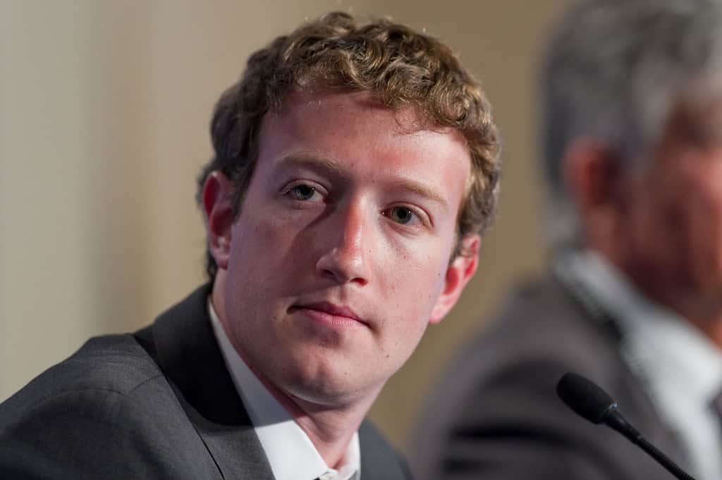 Mark Zuckerberg olhando de lado