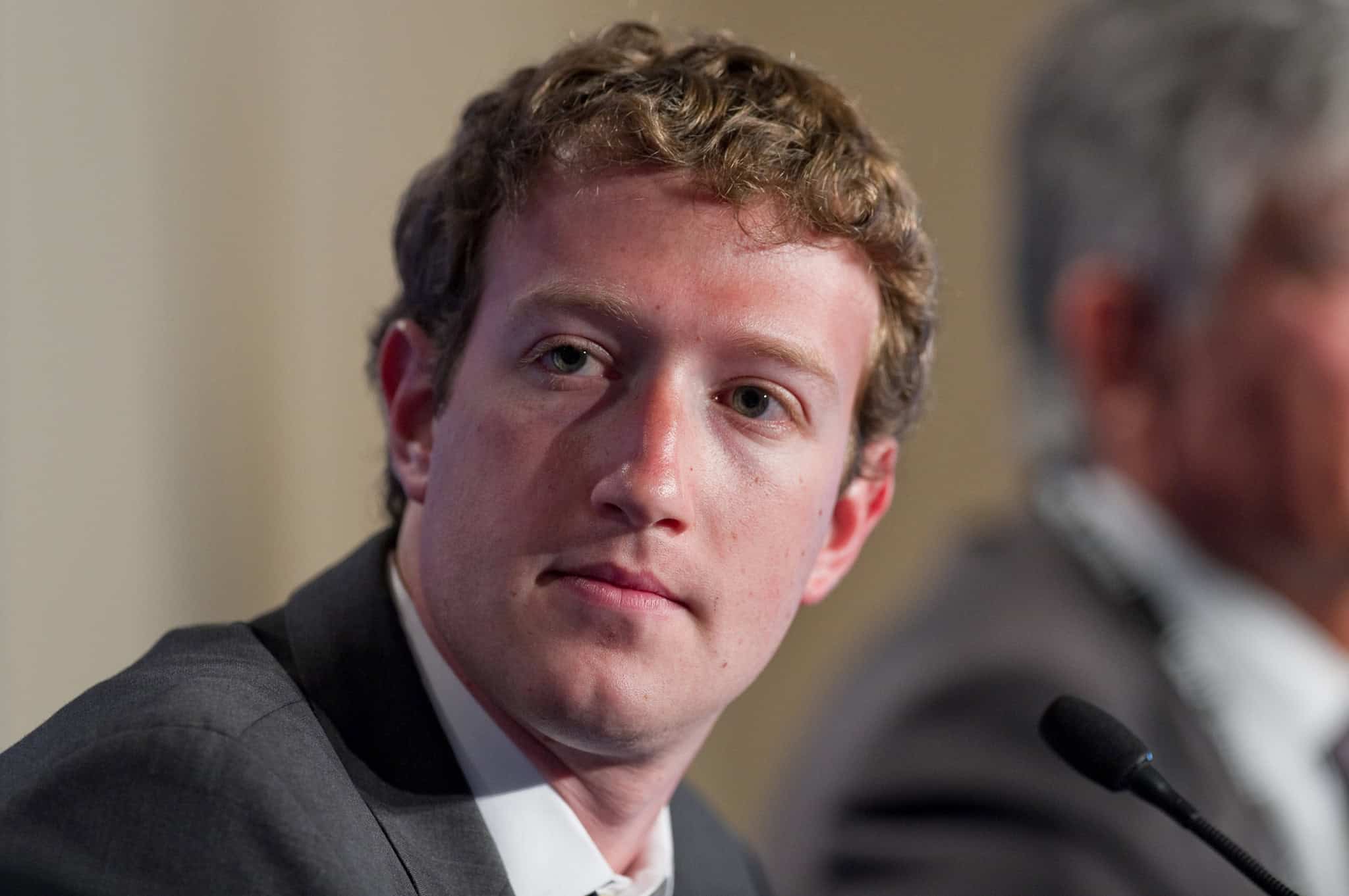Mark Zuckerberg olhando de lado