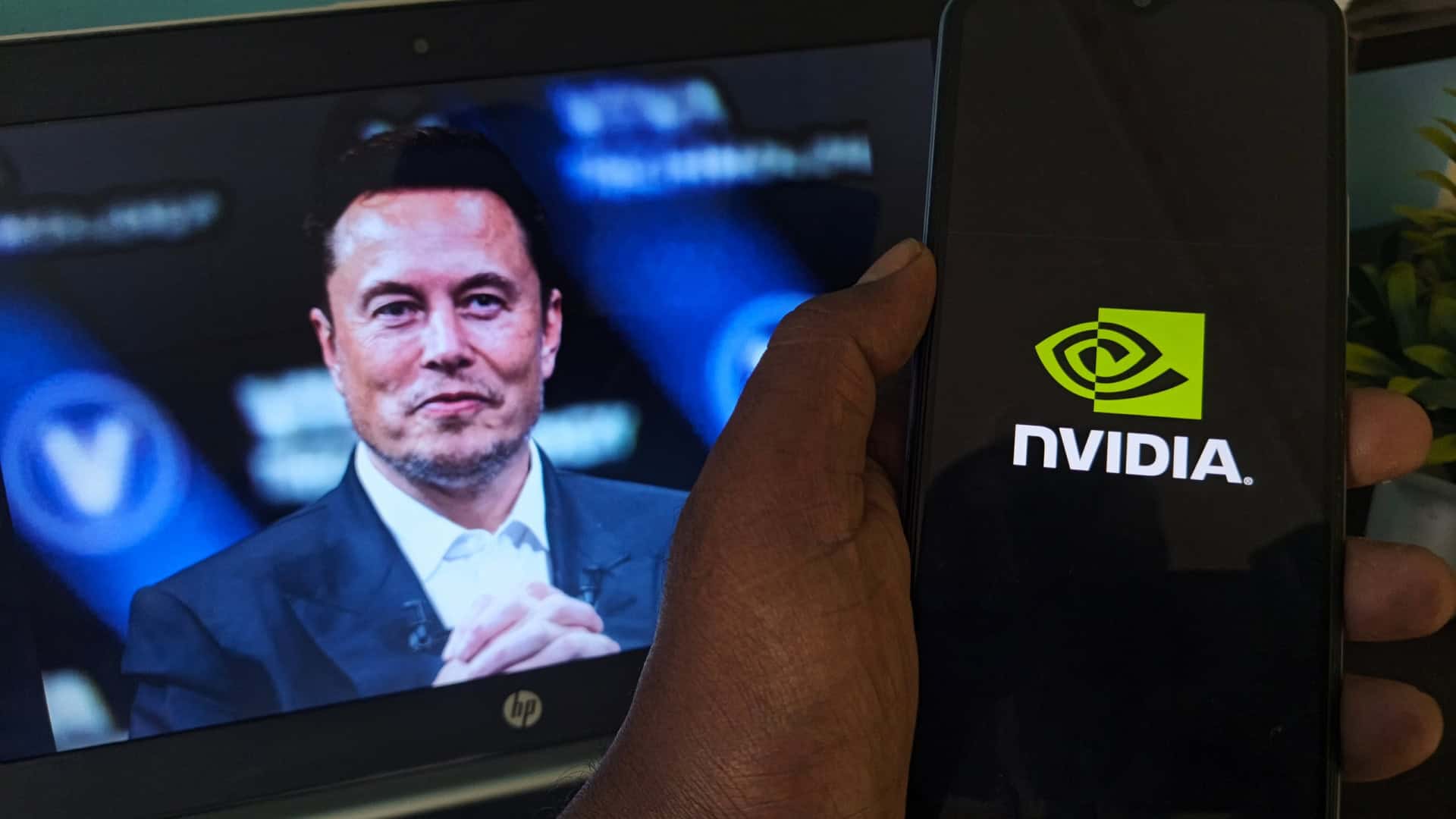 À esquerda, imagem de Elon Musk rindo em um smartphone; à direita, logo da Nvidia em um smartphone