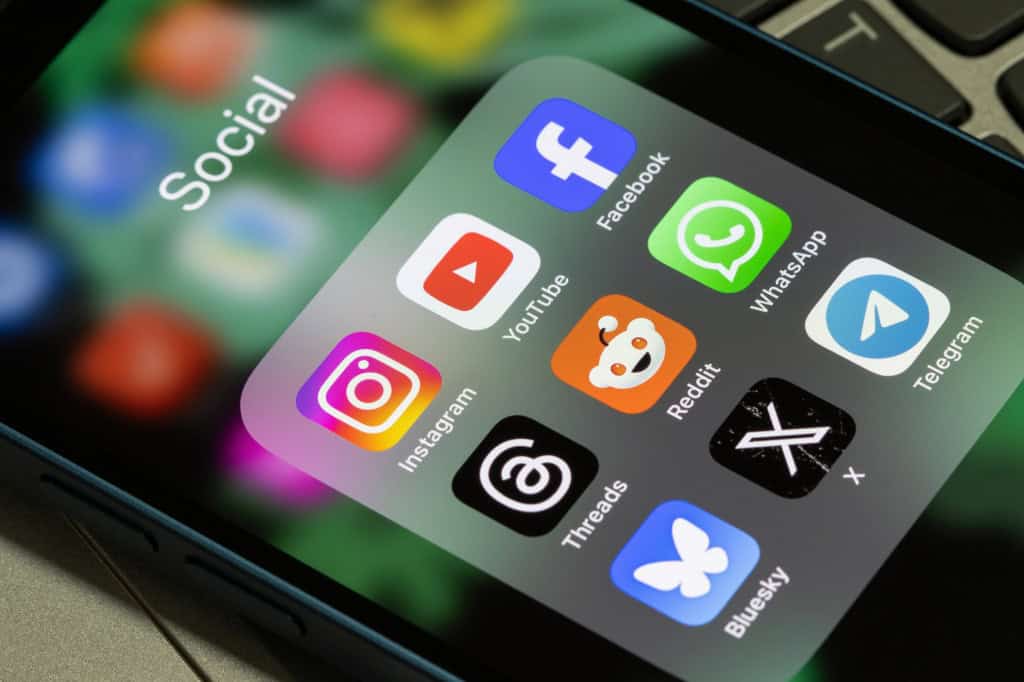 Ícones de várias redes sociais em um smartphone