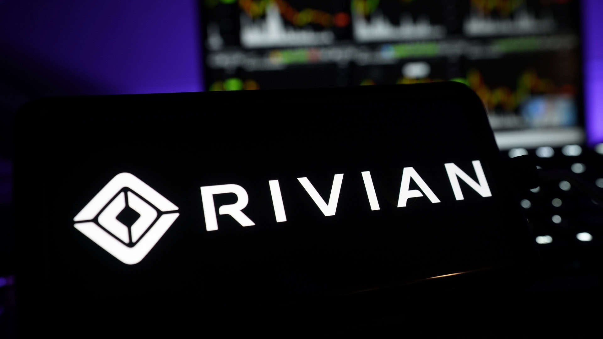 Logo da Rivian em uma tela de smartphone na horizontal