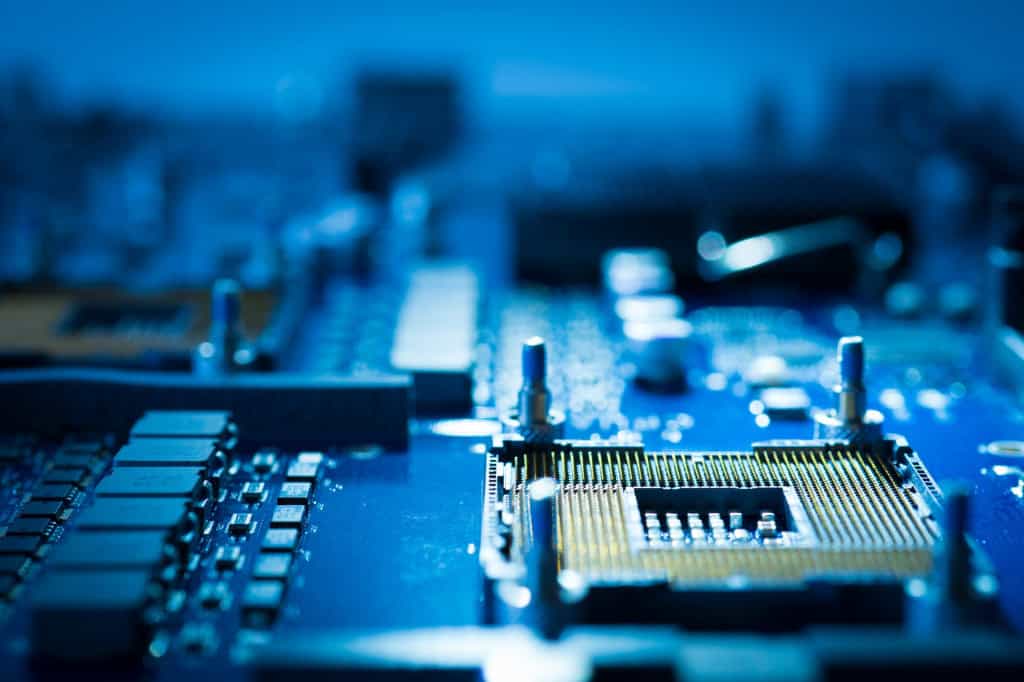 Detalhe de chips e do encaixe de um processador
