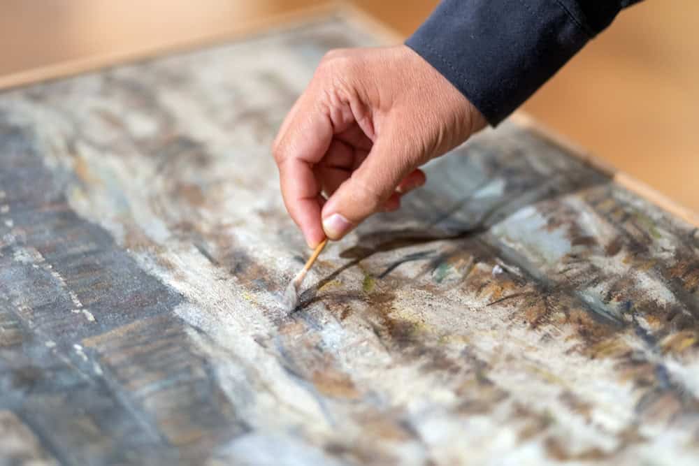 O método já restaurou mais de 57 mil cores em poucas horas, sendo até 66 vezes mais rápido que técnicas tradicionais e mantendo a reversibilidade. (Imagem: STEKLO/Shutterstock)