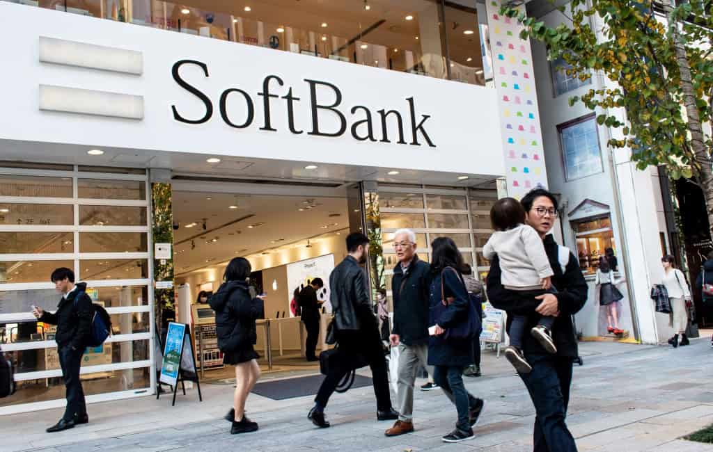 Fachada do Softbank com várias pessoas passando em frente