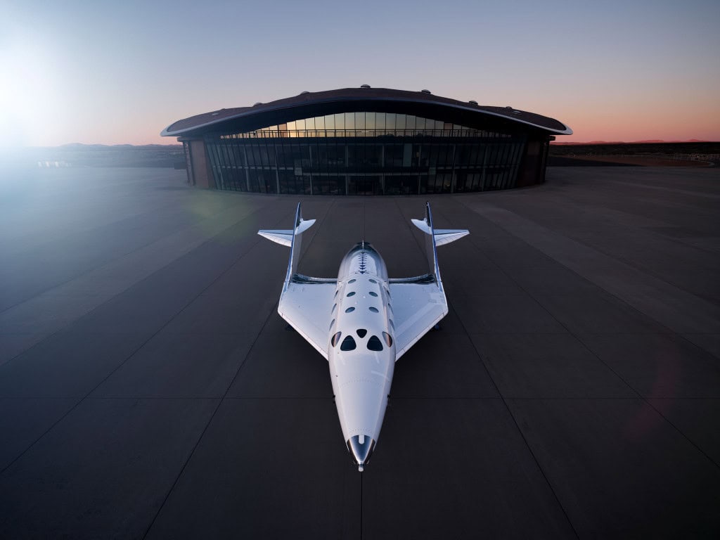A nave suborbital VSS Unity, da Virgin Galactic, posicionada no Spaceport America, no Novo México