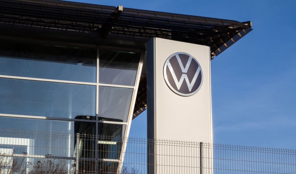 Logo da Volkswagen em um prédio