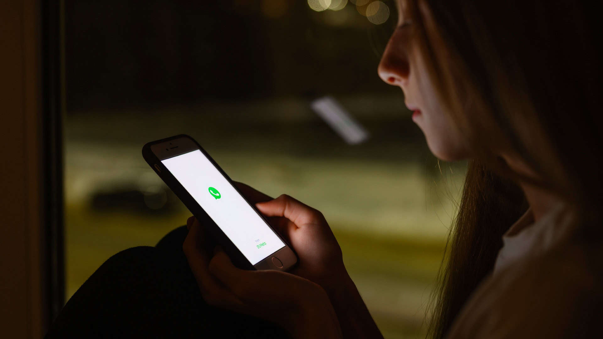 Criança usando WhatsApp no celular