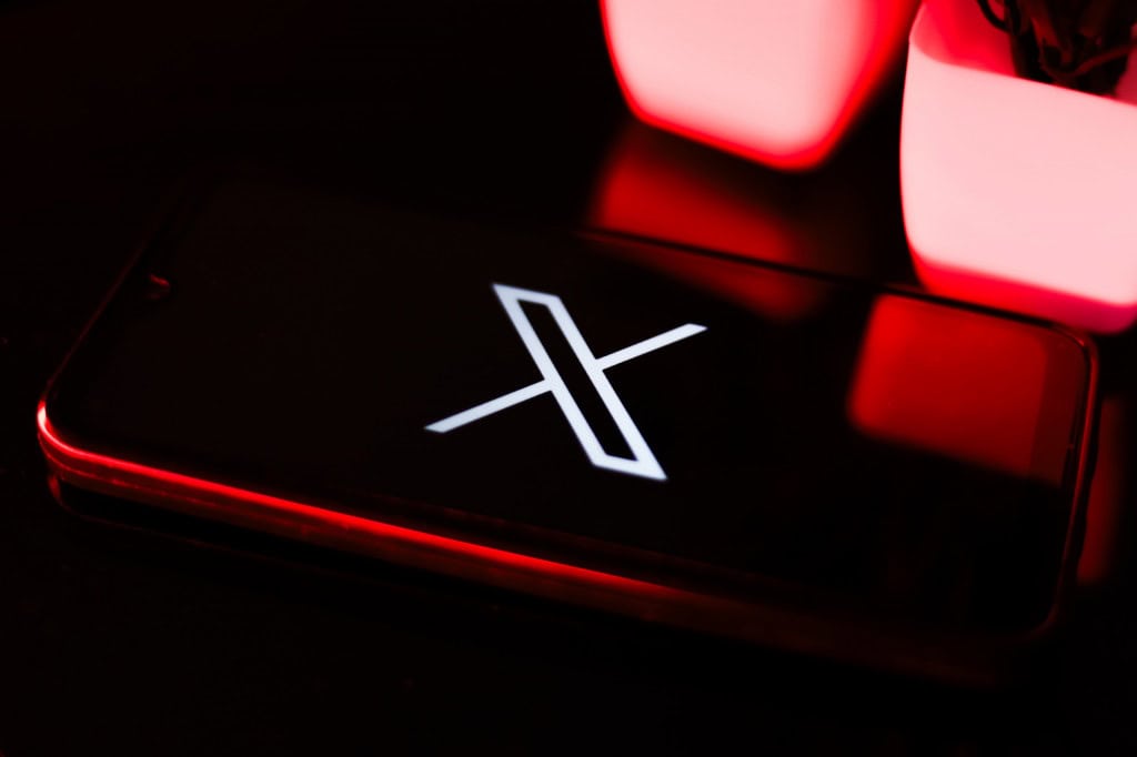 Logo do X em um smartphone na diagonal