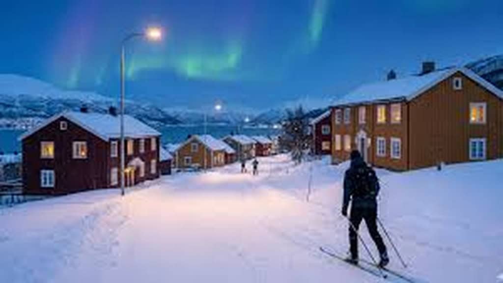 Como é viver na cidade onde o sol desaparece por semanas e a escuridão dita a rotina