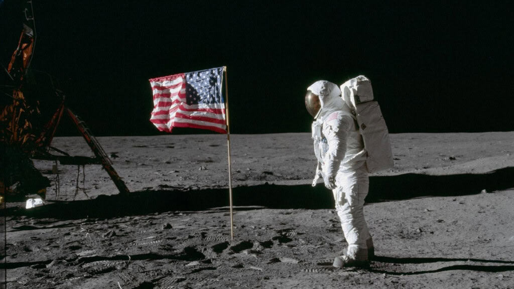 Astronauta e bandeira dos Estados Unidos na Lua durante a Apollo 11