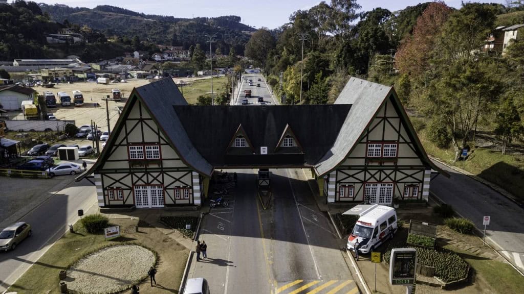 Cidade a 1.600 metros de altitude parece a Suíça, fica no interior de São Paulo e tem um clima europeu que foge do padrão brasileiro