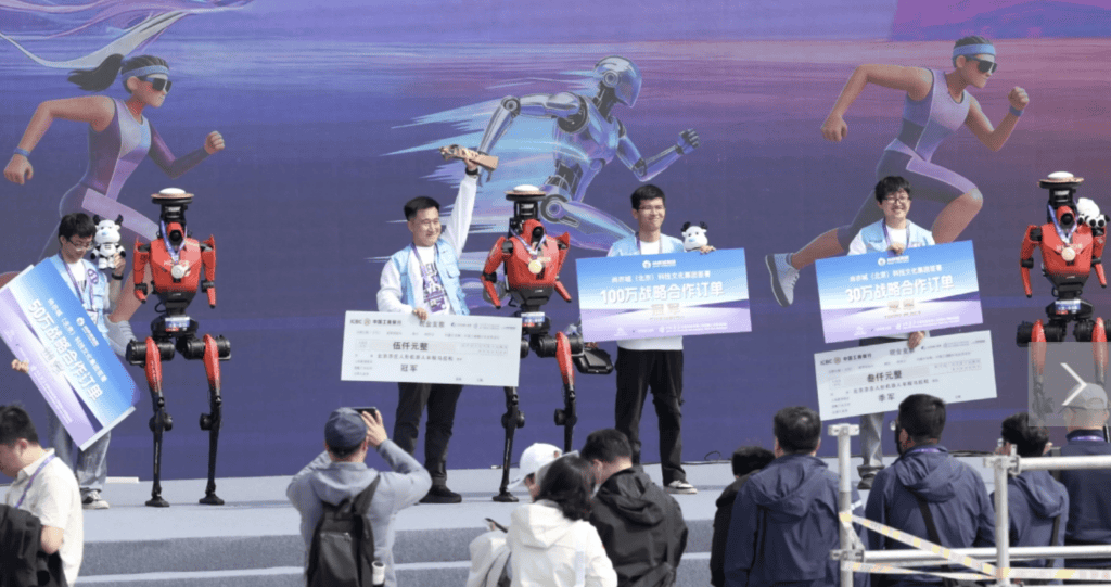 Rob&ocirc;s da equipe campe&atilde; Qitian Dasheng (centro), da equipe vice-campe&atilde; Leiting Flash (esquerda) e da equipe terceira colocada Xinghuo Liaoyuan (direita)