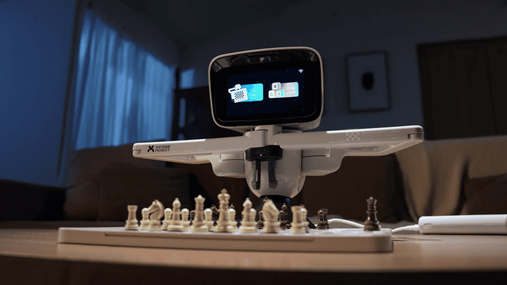 Robô da SenseRobot jogando xadrez