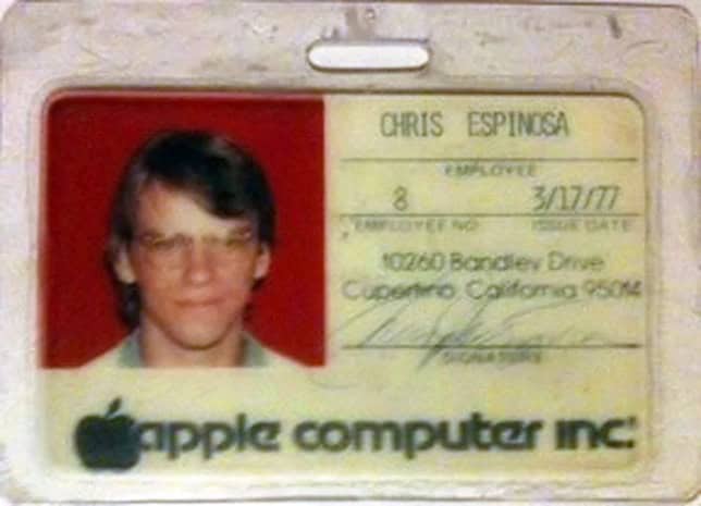 Crachá antigo de Chris Espinosa na Apple Computer Inc., com foto do funcionário ainda jovem