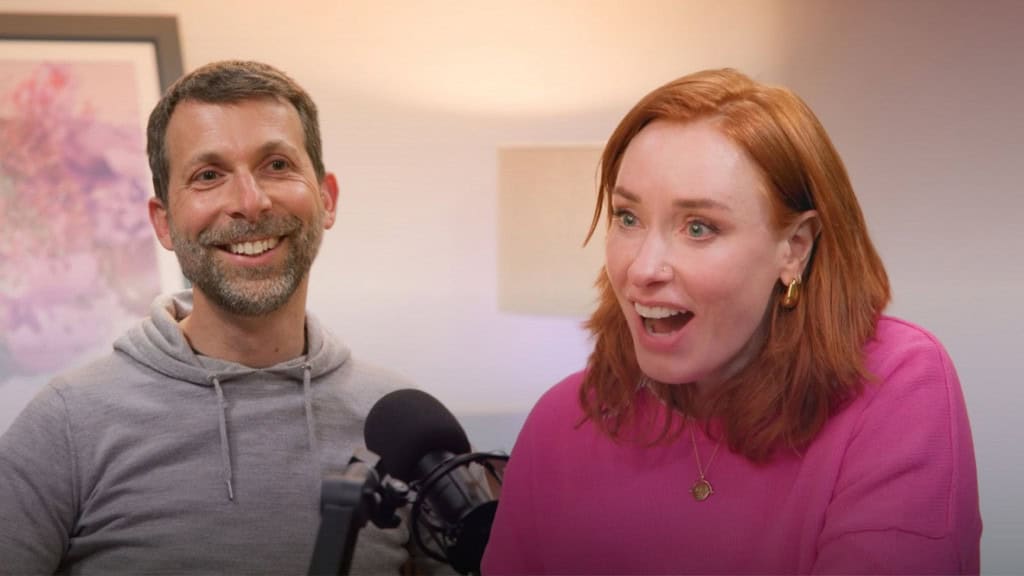Montagem feita com fotos de David Silver e Hannah Fry durante conversa em podcast do Google DeepMind