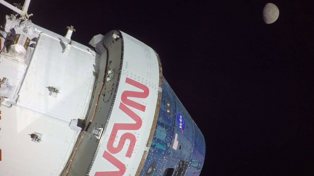 Cápsula Orion no espaço com Lua no fundo