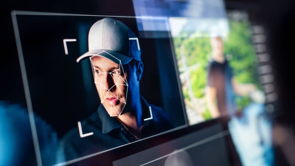 Rosto de homem sendo escaneado por programa de computador para se gerar deepfake dele