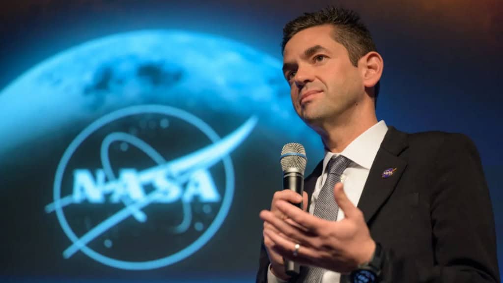 Jared Isaacman, da NASA, falando durante evento