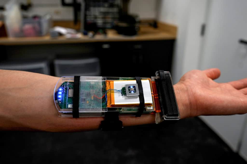 Pulseira com sensor de ultrassom no pulso usada para rastrear movimentos da mão